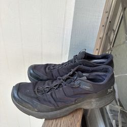 LOW PRICE MOVING- ARCTERYX GORETEX VIMRAM RARE $320 + TAX MENS SHOES SNEAKERS 