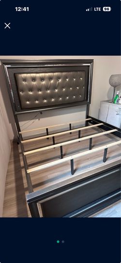 Deep grey wood and leather king bed room set