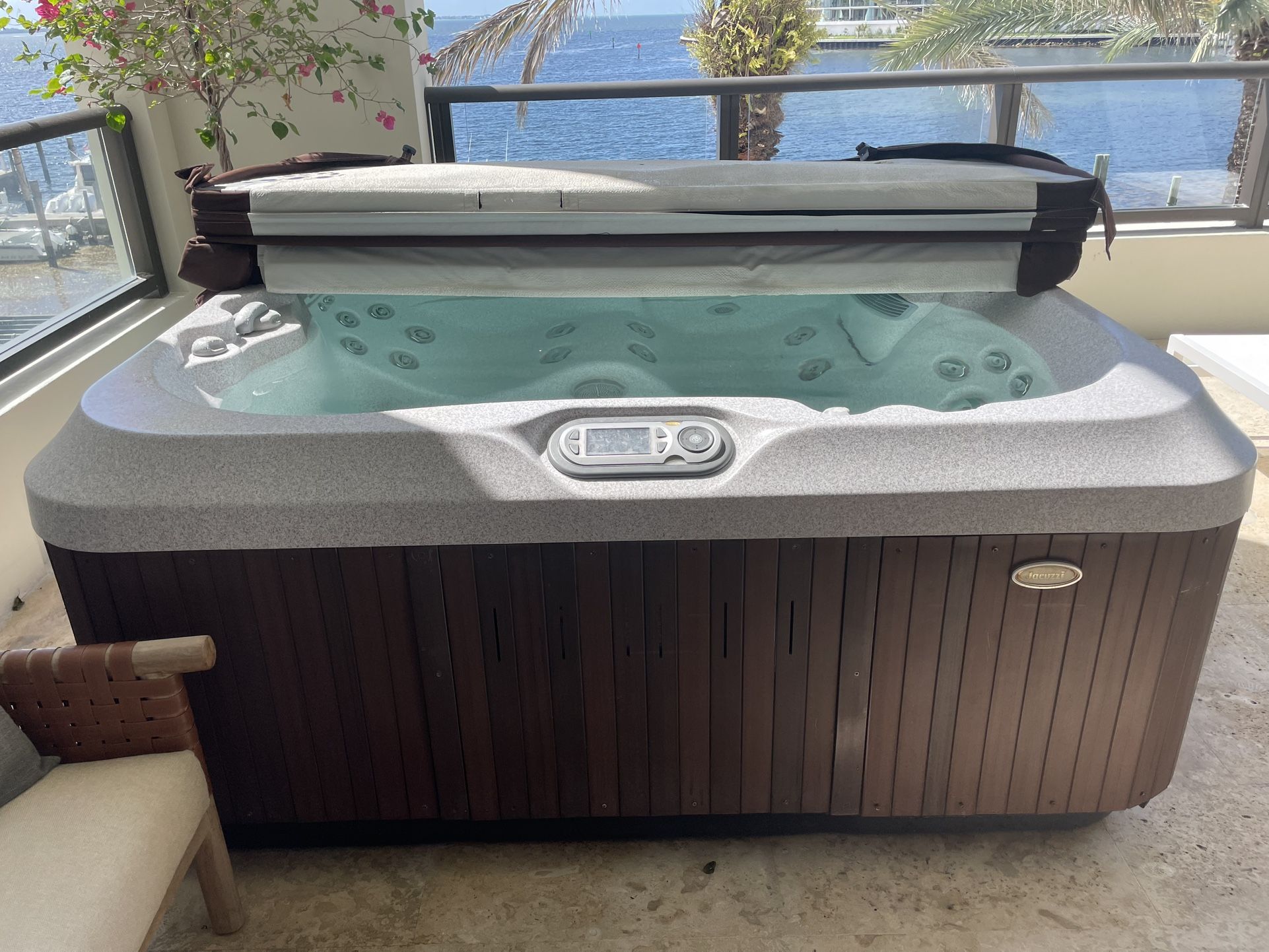 Jacuzzi For 3 People J315. Brand Jacuzzi