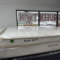 KING SIZE SAATVA CLASSIC (PLUSH-SOFT) MATTRESS & BOX SPRINGS BED SET