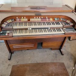 Thomas Electric Organ