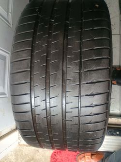 Tengo 1 llanta año 2023 Michelin Pilot SPORT 4 S 285/30/zR/20 99Y