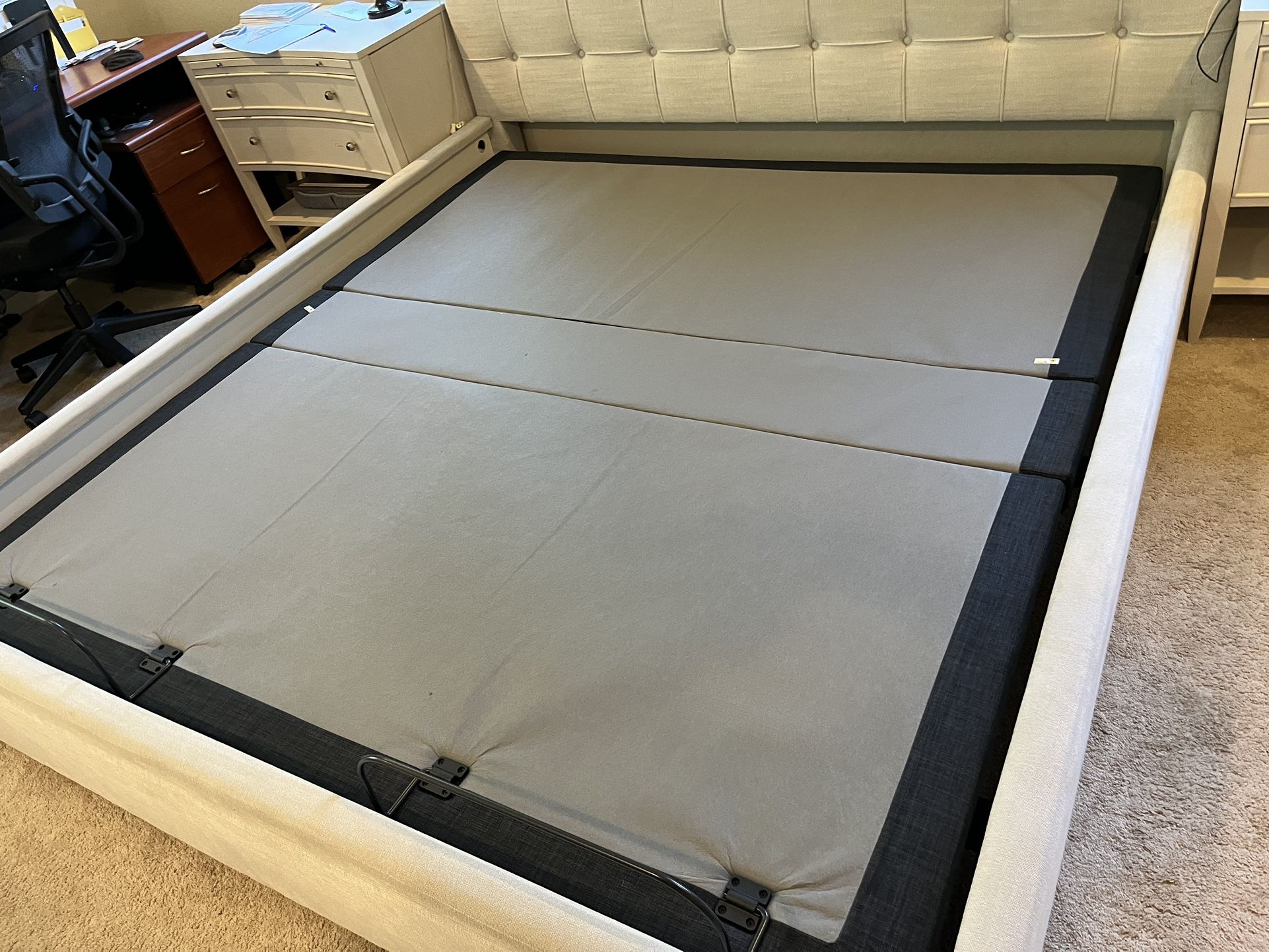 Like New - King adjustable mattress base - Revive 3.0 by Living Spaces