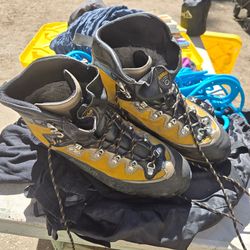 Mens Mountaineering Shoes size 14