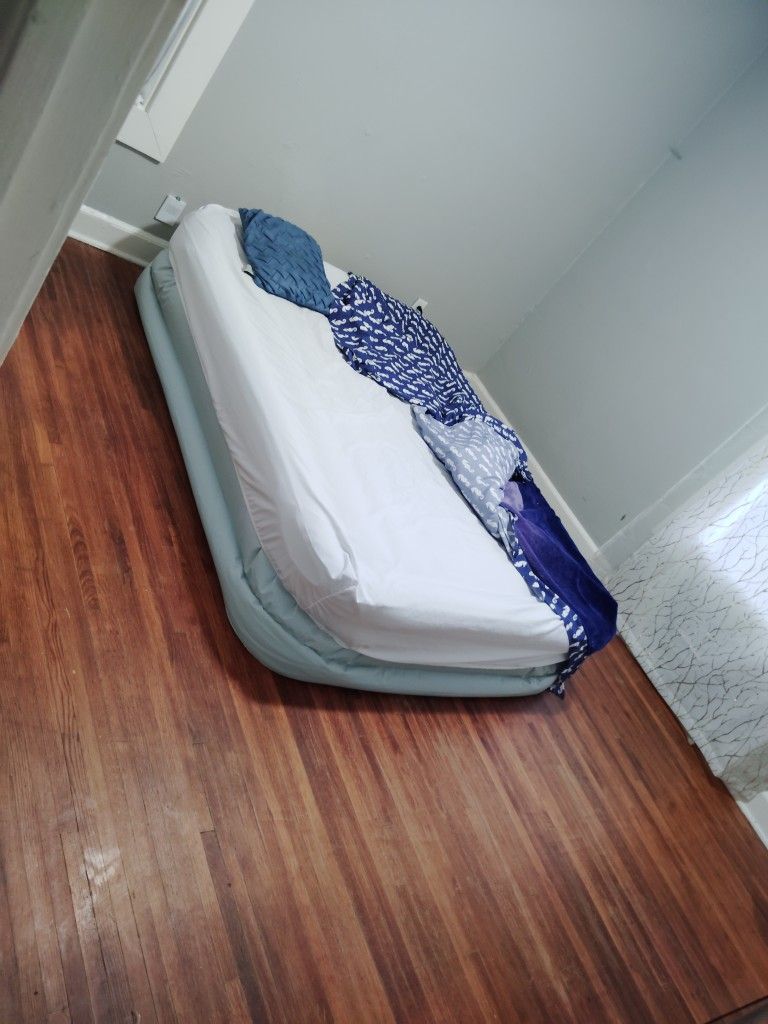 Air Mattress Intex Queen Size 12in Navy/Teal