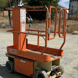 Jlg 1230ES personal Lift Electric 12’ 