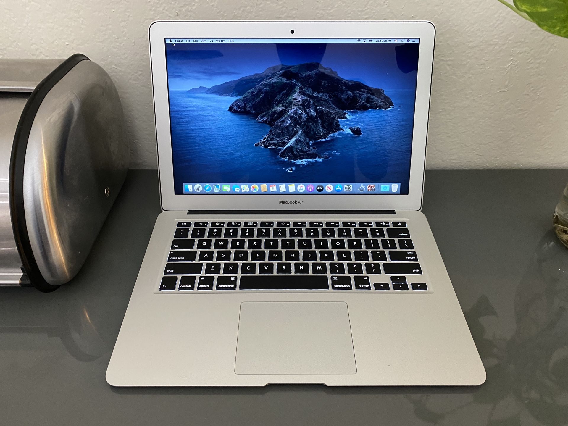 Apple MacBook Air 13" Laptop MQD32LL/A (2017) 1.8GHz i5 8GB 128SSD
