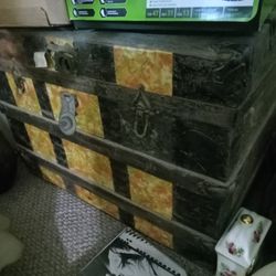 Trunk for sale.