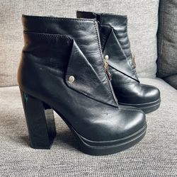 Gorgeous women's high heel boots!! 