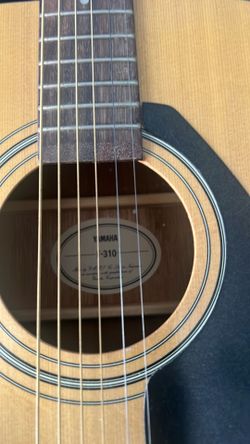 F310 acoustic folk guitar