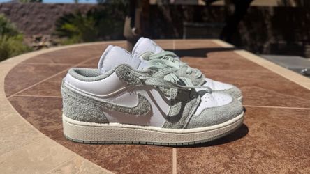 Youth  Jordan 1 low shoes - size 5 youth