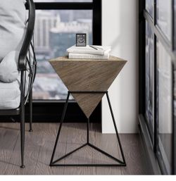 Modern Geometric End Table with Wooden Top and Metal Base, Unique Pyramid Side Table Plant Stand for Office, Living Room, Bedroom, Triangle, Brown, Na