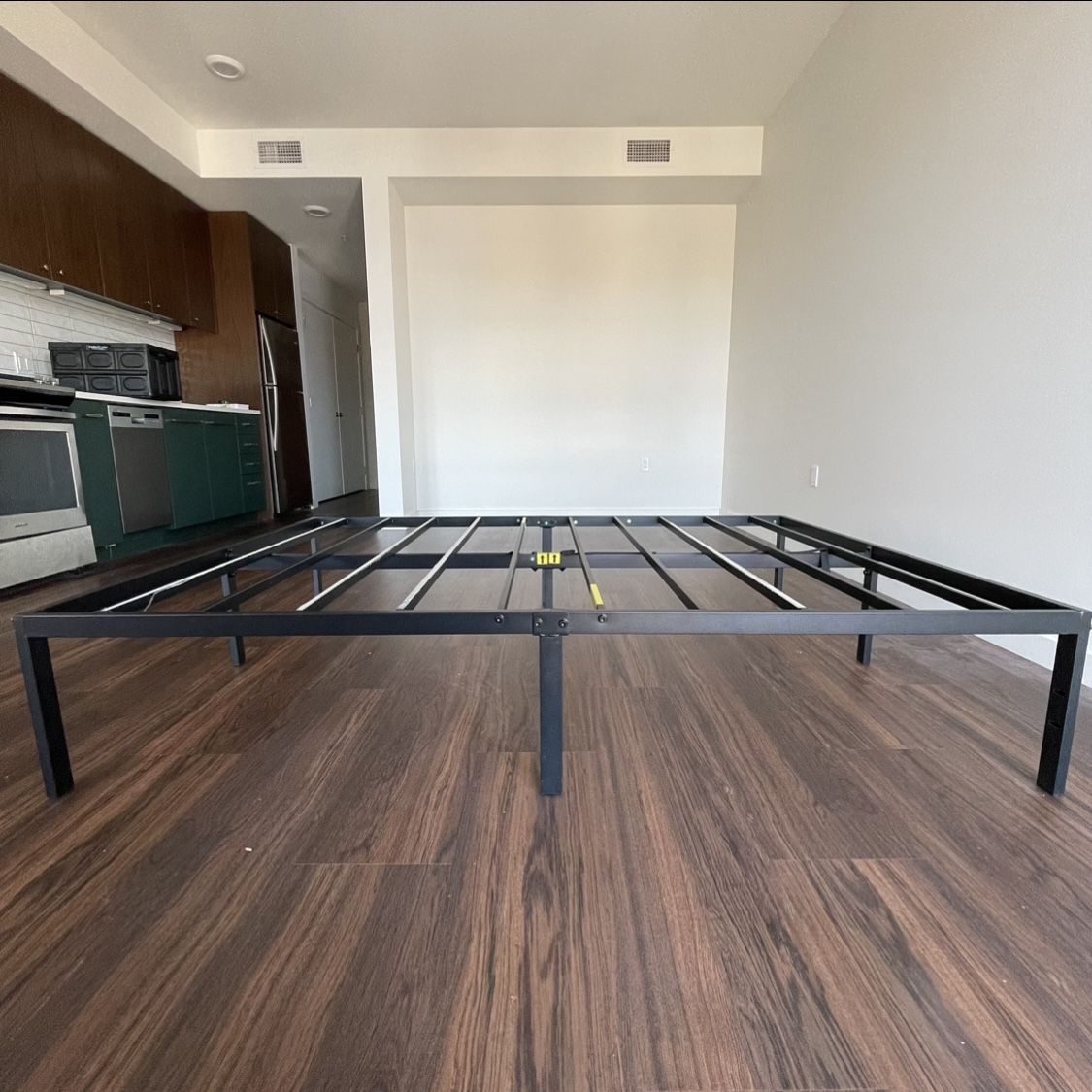 ZINUS Yelena 14 Inch Metal Platform Bed Frame / Steel Slat Support / No