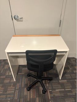 Escritorio brillante con su silla de 5 ruedas