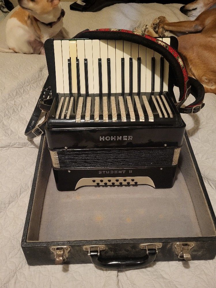 Hohner Student II  Accordion