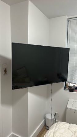 TV 44 Inch Wall Mount And Remote Included