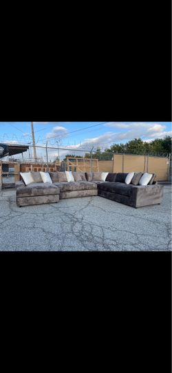 (FULLY CUSTOMIZABLE) Brand New Large Elegant Oversized Fabric Sectional Sofa