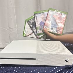 Selling Xbox One S, like new! 