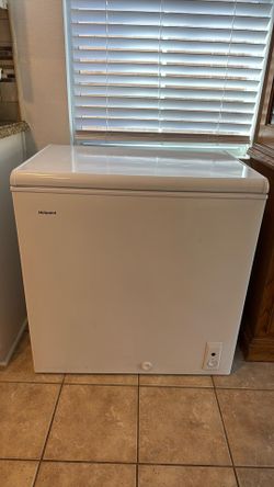 Hotpoint 6.9 cu ft Chest Freezer – Excellent Condition l
