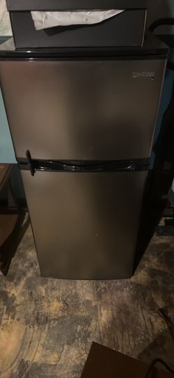 Mini refrigerator and freezer
