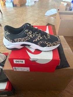 Nike AL8  men’s 7.5   women size 9