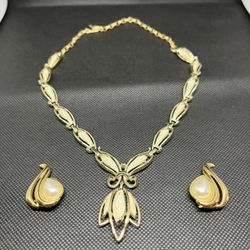 This is a vintage Sarah Coventry gold-toned necklace and earring set with faux pearls