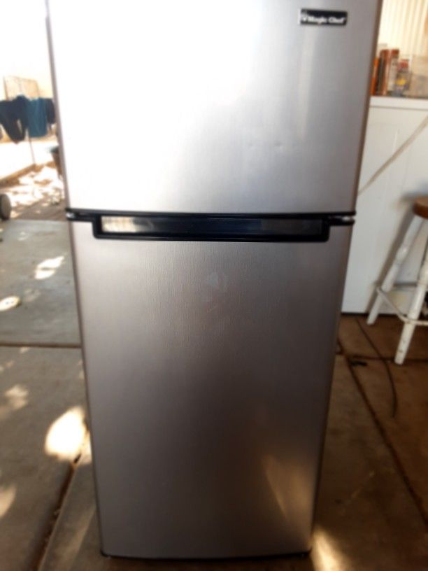 Magic Chef Fridge Freezer 4.5 Cubic Ft.