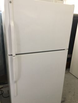 Ge white refrigerator with ice maker