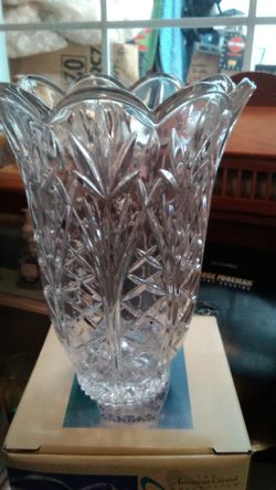 7 inch crystal vase new 24% fine lead crystal