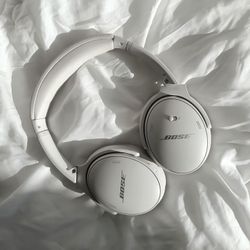 White Bluetooth Bose Headphones 