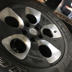5 Yantas Con Rines Como Nuevos Para Una Jeep Rubicon $200 Los 5