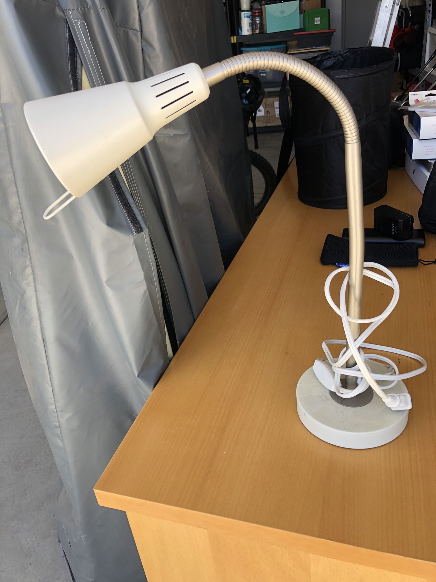 Adjustable desk lamp