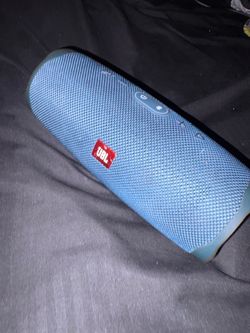 JBL CHARGE 4 nothing wrong at all comes with charger