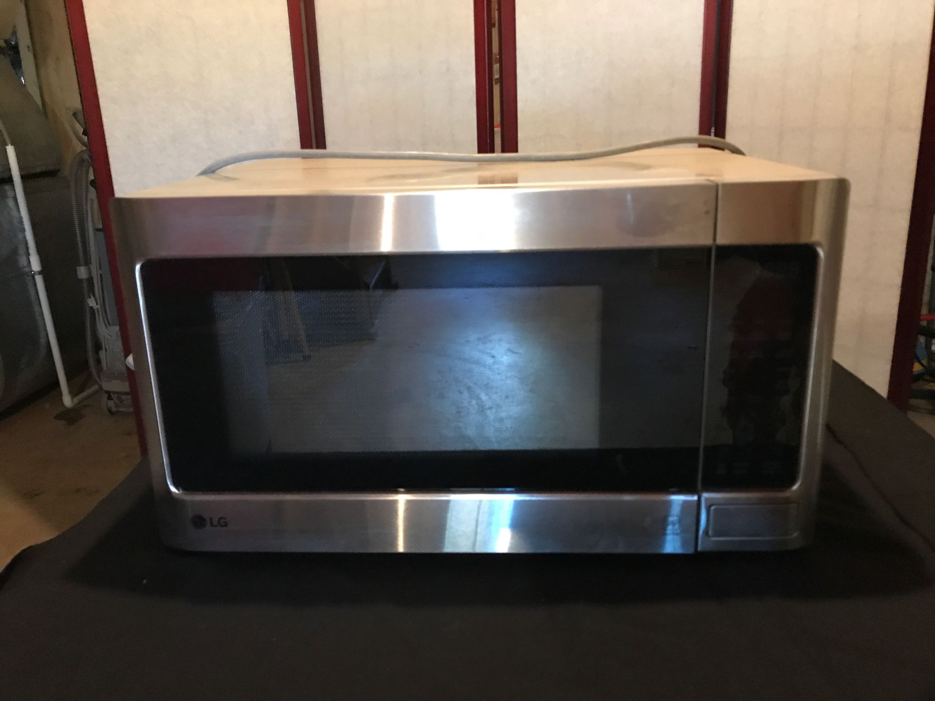 LG 1.5 cu. ft. Microwave oven