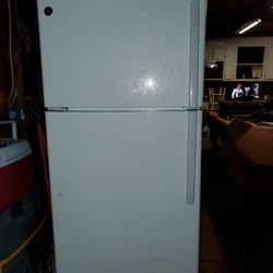 Ge Fridge With Icemaker Works Great 150