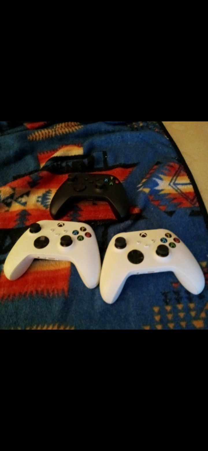 3 Xbox One Controllers( 25 -30 Each)