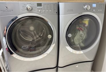 Electrolux washer / gas dryer combo plus pedestals