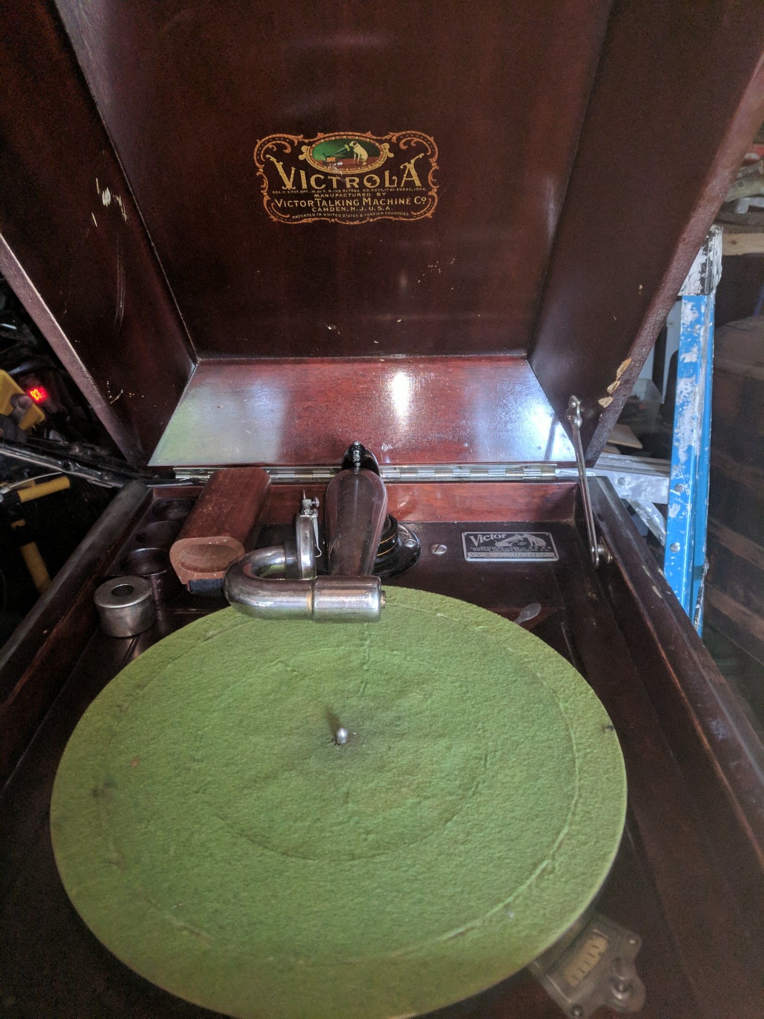 1904 Victrola record player