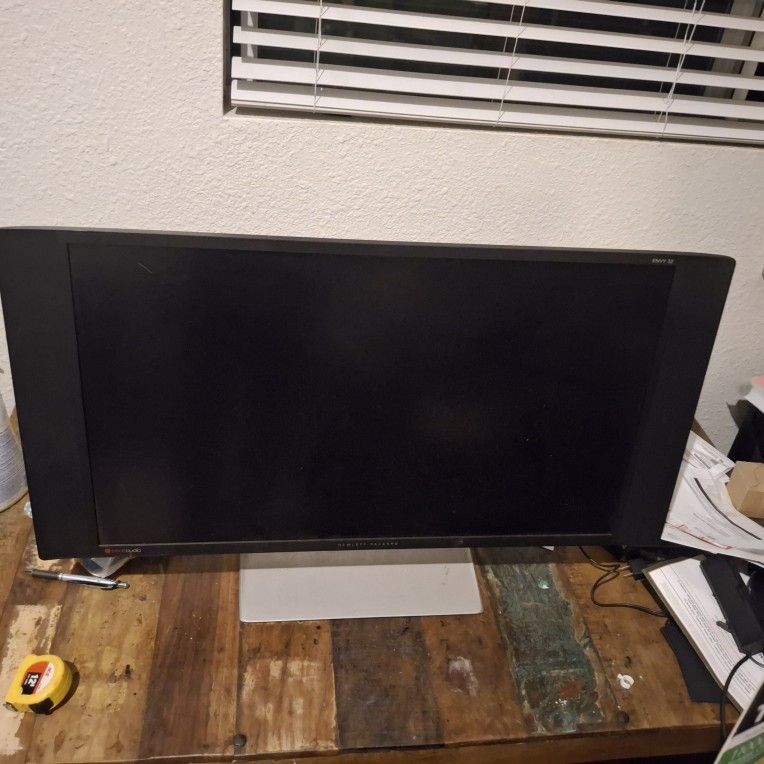 HP ENVY 32-inch Media Display with Beats Audio