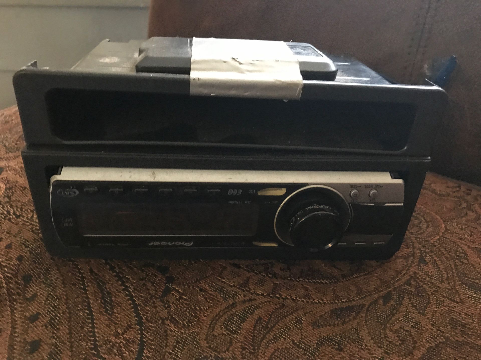 A stereo system Ford Explorer 2003
