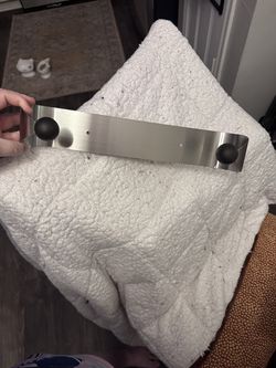 Paper towel holder — missing screws
