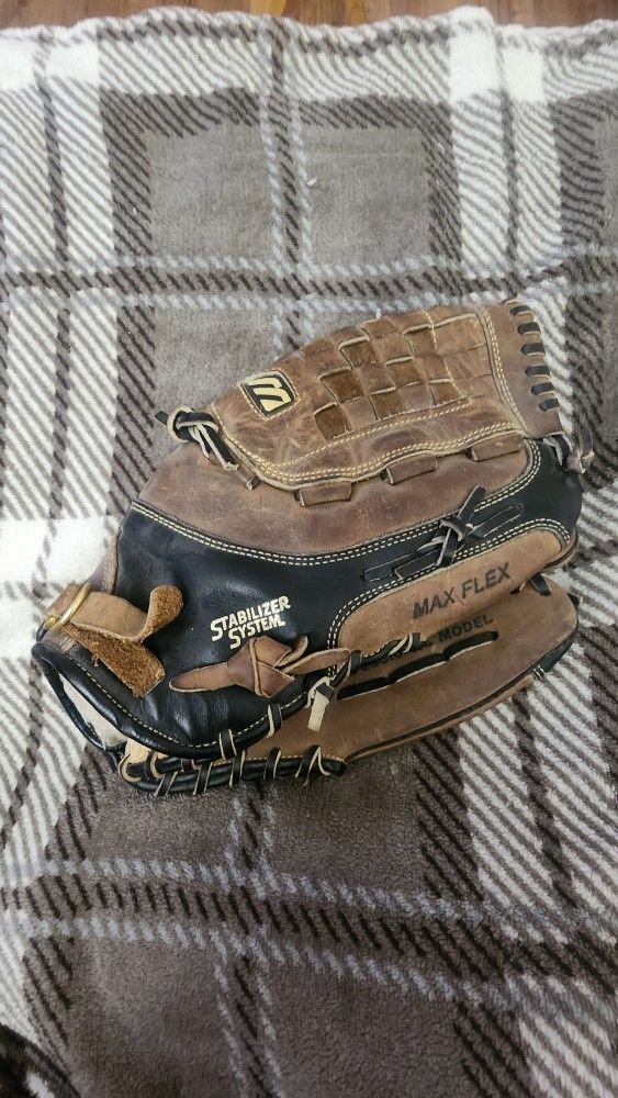 Mizuno 13" Baseball Glove. 