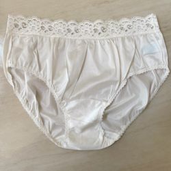 Vintage 1970s Vassarette Quintessence Panties 6 White Antron III Nylon Lace USA
