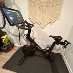 Peloton Stationary Bike 3rd Gen RB1VQ Mat Weights