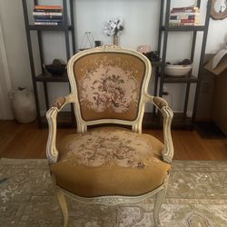 Vintage Accent Chair – Floral Upholstery & Wood Frame 
