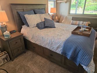 Queen size bedroom set no dressers.
