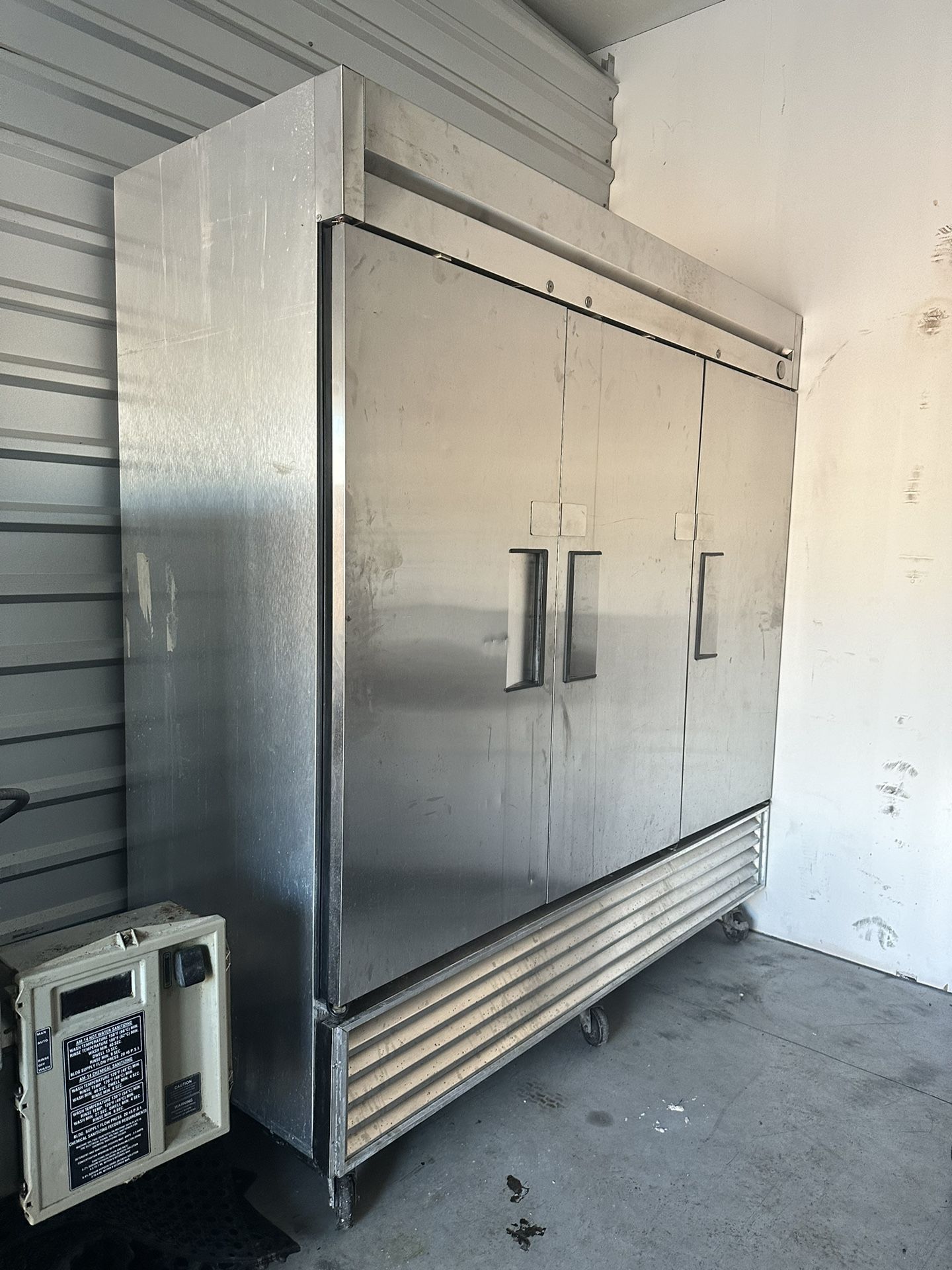TRUE - 3 Door FREEZER - Restaurant Equipment