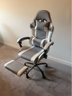 Gaming Chair with Footrest – Excellent Condition –