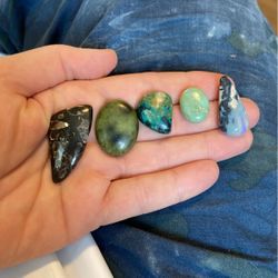Assorted, polished gemstones?