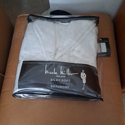 Robe Nicole Miller NY new large 25.00